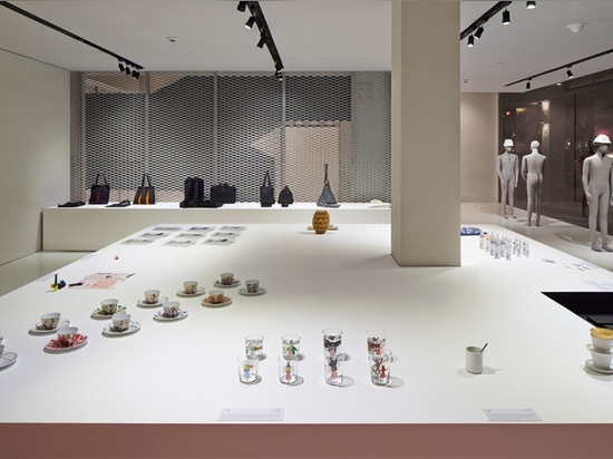 Nendo crea las ilusiones ópticas en colores pastel para la exhibición de la exposición del diseño del japonés