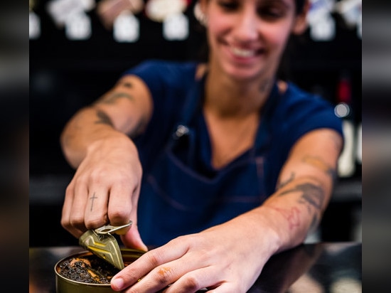 El restaurante de Tincan de Amanda Levete presenta los mariscos estañados como “objetos del deseo”