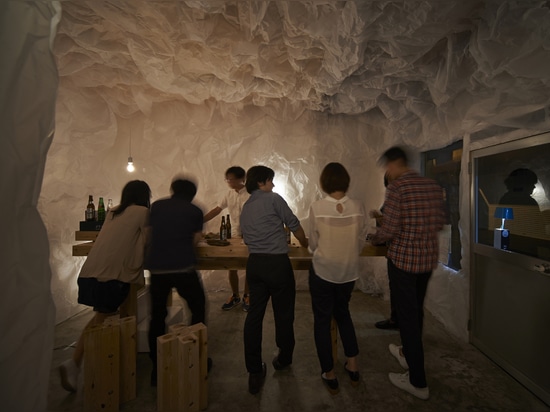 El papel arrugado transforma una galería en gruta-como la barra de Yorunoma en Japón