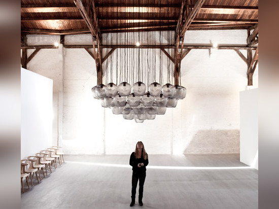 Los arquitectos de la norma crean la “aldea” de los cubos blancos dentro del salón de muestras del &amp;tradition