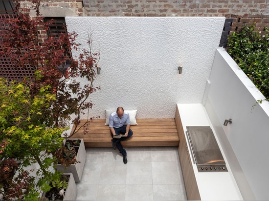 La cocina en esta casa fluye desde adentro al exterior