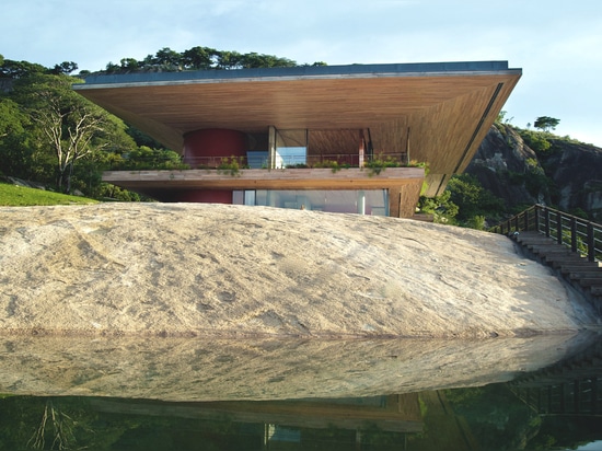 La residencia de la madera y del granito por el estudio Seilern se coloca en una repisa rocosa sobre una presa africana.