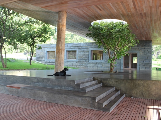 La residencia de la madera y del granito por el estudio Seilern se coloca en una repisa rocosa sobre una presa africana.