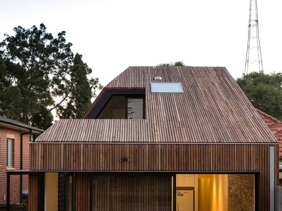 La casa cortada del tejado por arquitectura de la escala tiene un patio cortado fuera de un lado