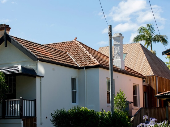 La casa cortada del tejado por arquitectura de la escala tiene un patio cortado fuera de un lado