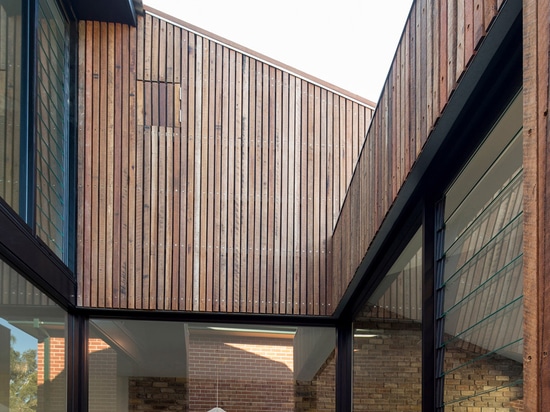 La casa cortada del tejado por arquitectura de la escala tiene un patio cortado fuera de un lado