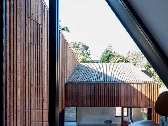 La casa cortada del tejado por arquitectura de la escala tiene un patio cortado fuera de un lado