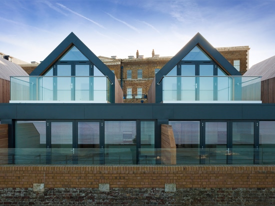 Guy Hollaway Architects termina las casas de la playa evocadoras de chozas británicas de la playa