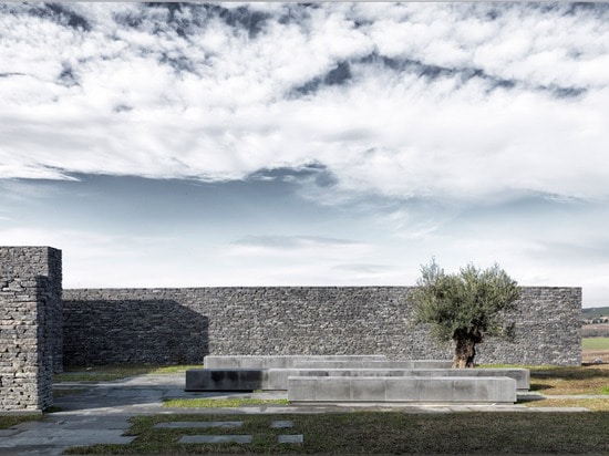 El ajardinar colgante rodea la estructura concreta y de piedra de la mezquita de Sancaklar de Emre Arolat