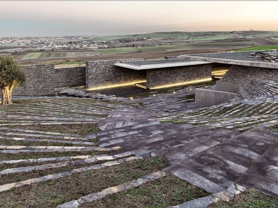 El ajardinar colgante rodea la estructura concreta y de piedra de la mezquita de Sancaklar de Emre Arolat