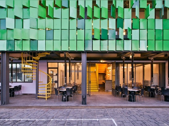 Los paneles verdes plegables animan la fachada del restaurante de la casa del bosque de JYA-rchitects