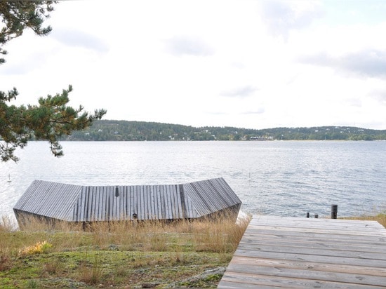 la sauna Pino-revestida de Murman Arkitekter se sienta en el archipiélago de Estocolmo