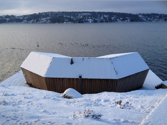 la sauna Pino-revestida de Murman Arkitekter se sienta en el archipiélago de Estocolmo