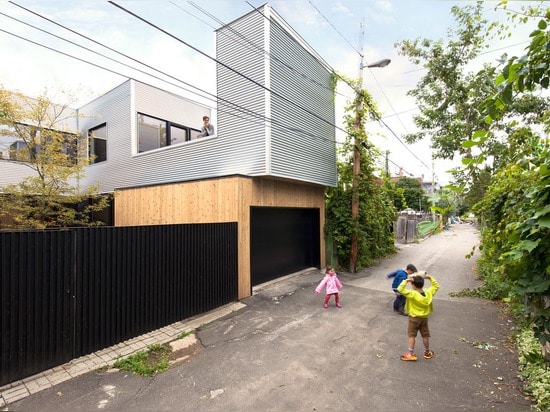 Actualizado casero de Montreal con revestimiento acanalado del metal y una escalera vibrante