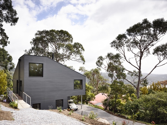 La casa de la colina de Lorne es una residencia del retiro construida entre árboles en la costa costa de Australia