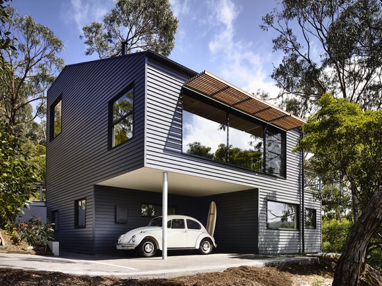 La casa de la colina de Lorne es una residencia del retiro construida entre árboles en la costa costa de Australia