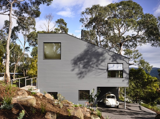 La casa de la colina de Lorne es una residencia del retiro construida entre árboles en la costa costa de Australia