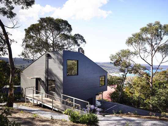 La casa de la colina de Lorne es una residencia del retiro construida entre árboles en la costa costa de Australia