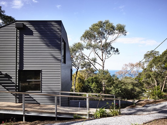 La casa de la colina de Lorne es una residencia del retiro construida entre árboles en la costa costa de Australia