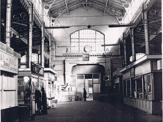 Mercado Budapest, Hungría de Klauzal del kft de Zoltàn Kun Kunyho Epitèsziroda