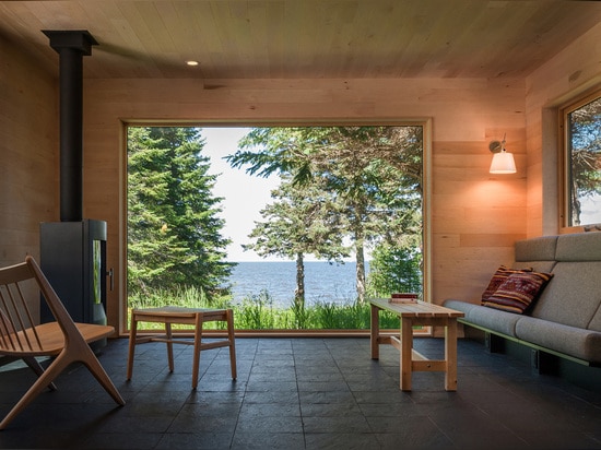 La galería de la madera se sienta sobre el mirador del retratamiento de la orilla del lago del arquitecto de Salmela