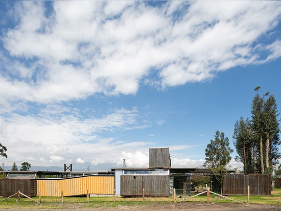 Daniel Moreno Flores construye la casa del rdp de los envases repurposed