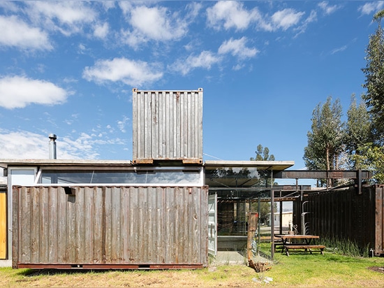 Daniel Moreno Flores construye la casa del rdp de los envases repurposed