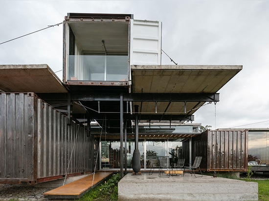 Daniel Moreno Flores construye la casa del rdp de los envases repurposed