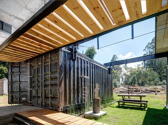 Daniel Moreno Flores construye la casa del rdp de los envases repurposed