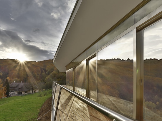 La arquitectura del amor termina la casa de dos mitades que pasan por alto un valle austríaco