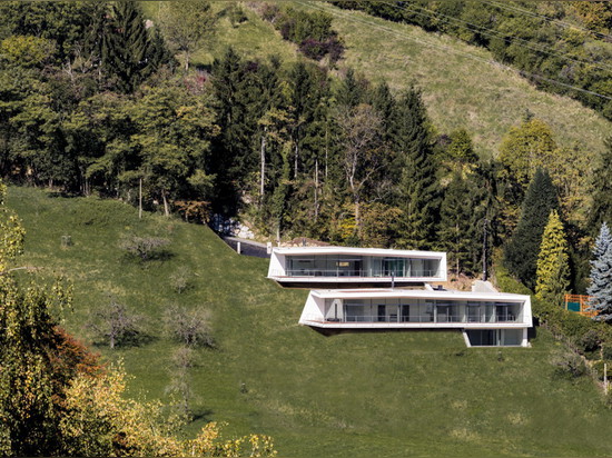 La arquitectura del amor termina la casa de dos mitades que pasan por alto un valle austríaco