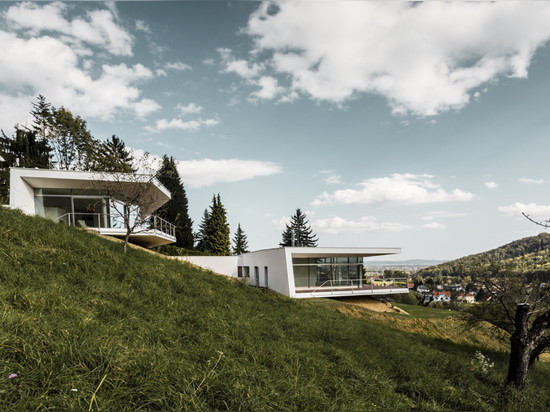 La arquitectura del amor termina la casa de dos mitades que pasan por alto un valle austríaco