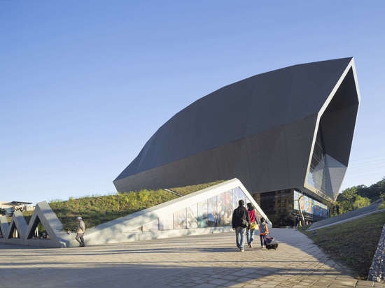 El centro de deportes de Zhonghe en Taiwán se jacta a capilla-como forma tallada