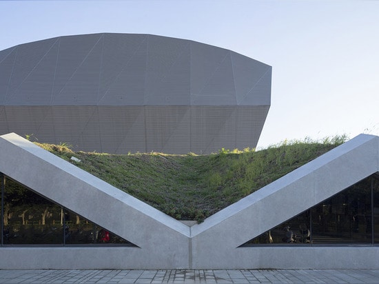 El centro de deportes de Zhonghe en Taiwán se jacta a capilla-como forma tallada