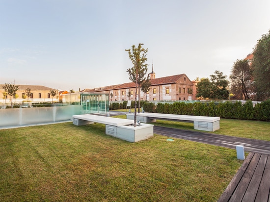 un jardín y un patio central está situado entre los dos edificios del hote