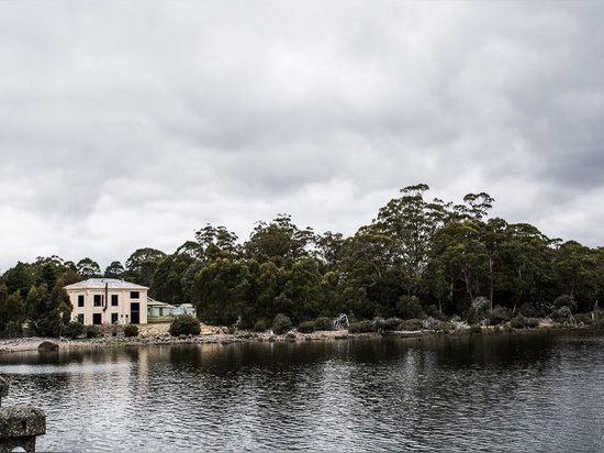 El estudio del cúmulo convierte una casa de bomba del art déco en un hotel en un lago tasmano