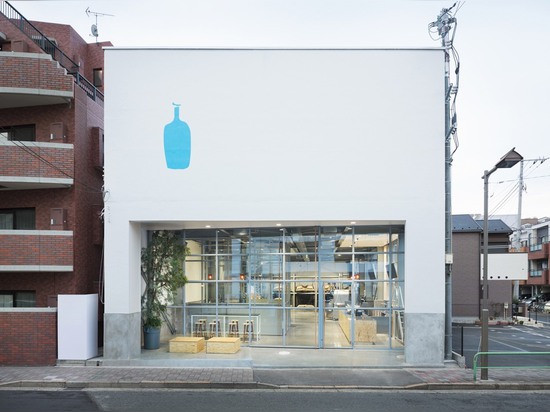 Los arquitectos de los esquemas insertan la cafetería y el roastery en un almacén de Tokio