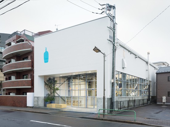 Los arquitectos de los esquemas insertan la cafetería y el roastery en un almacén de Tokio