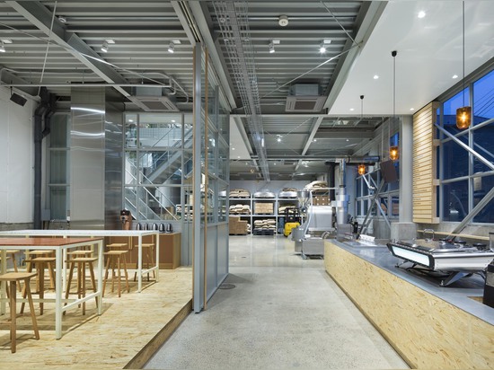 Los arquitectos de los esquemas insertan la cafetería y el roastery en un almacén de Tokio