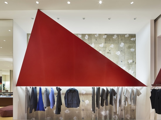 Tokujin Yoshioka instala los triángulos rojos gigantes para el almacén de Tokio Issey Miyake