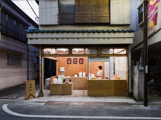 La tienda del arroz de Tokio de Schemata Architects se llena de las guarniciones boxy de la madera contrachapada