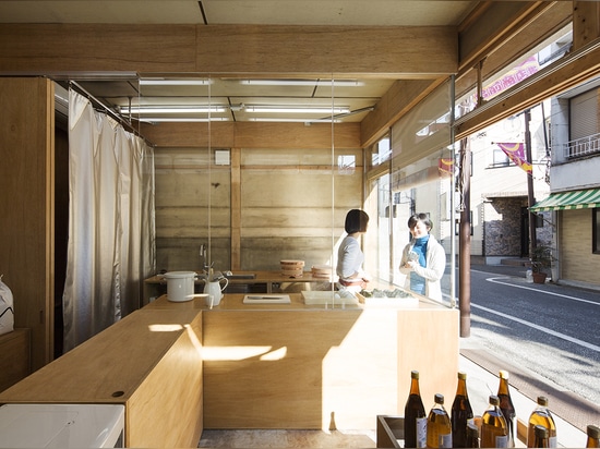 La tienda del arroz de Tokio de Schemata Architects se llena de las guarniciones boxy de la madera contrachapada