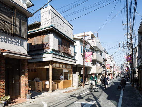 La tienda del arroz de Tokio de Schemata Architects se llena de las guarniciones boxy de la madera contrachapada