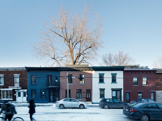 el domicilio familiar está situado en una vecindad suburbana de Montreal