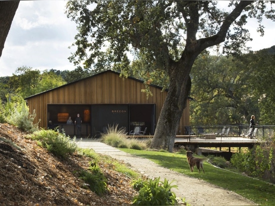 Aidlin Darling Design, lagar del estado de Brecon, Paso Robles, California. Elevación del noroeste, después de la renovación. Arriba: Cubierta Cantilevered en el área que prueba al aire libre.