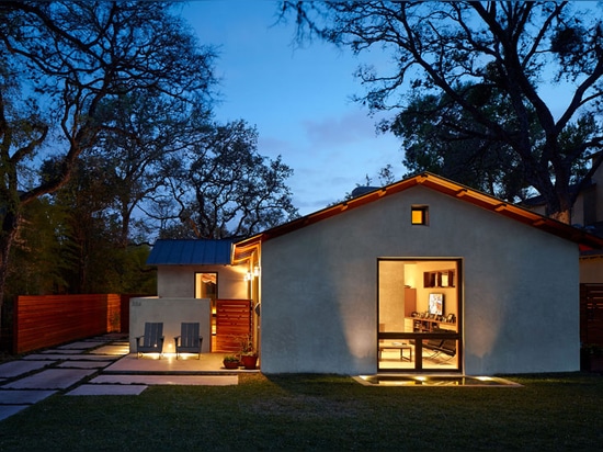 Este hogar de madera y concreto en la familia de Texas Was Renovated For A de tres