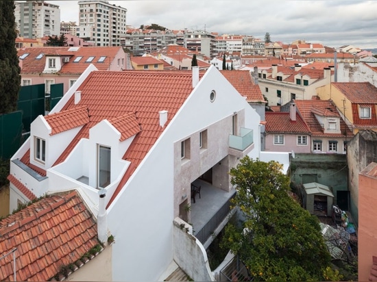 El hogar maravillosamente renovado de Lisboa integra vida interior y al aire libre