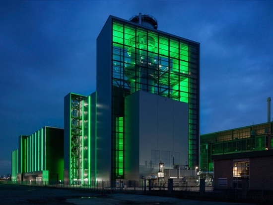 Central eléctrica avanzada en los dobles de Düsseldorf como torre de observación