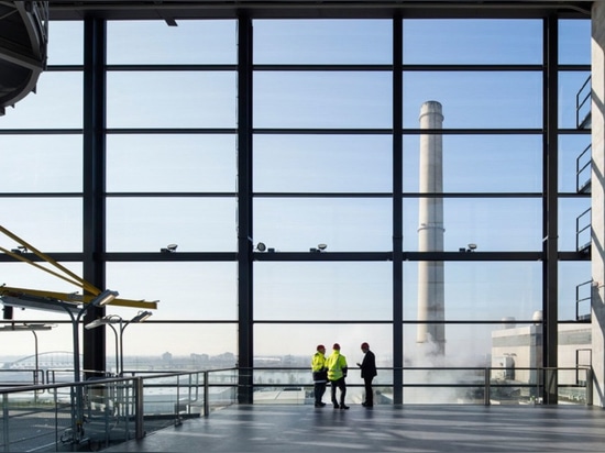 Central eléctrica avanzada en los dobles de Düsseldorf como torre de observación