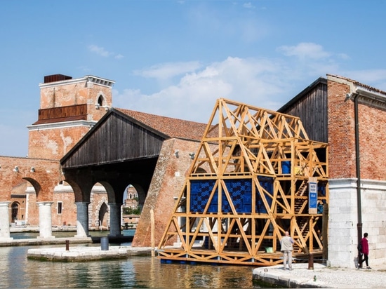 La escuela flotante prefabricada renombrada de Makoko llega en la laguna veneciana